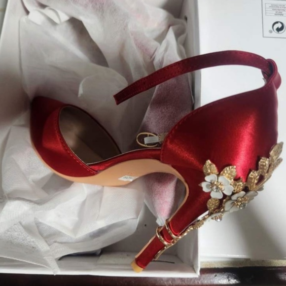 Red Satin High Heel Shoes Embellished Flowers Metal Gold Detail - Picture 15 of 16